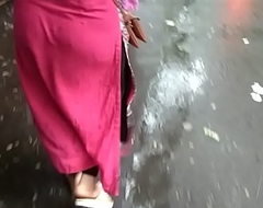 See hot Indian Bhabhi'_s Raunchy Ass in Market