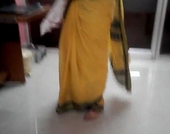 Desi tamil Married aunty exposing navel in saree with audio