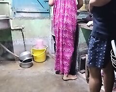 Indian bengali maid pantry pe kam kar rahi thi moka miltahi maid ko jabardasti choda malik na.