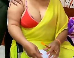 Sexy Heavy boobs aunty ko chai vale ne 2000 deke choda