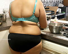 Big boobs Bhabhi in transmitted to Kitchen debilitating In US breeks with an increment of brassiere