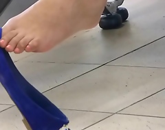 For all to see Incredible Dangling Shoeplay Feet at Airport