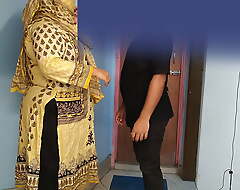 35 Year Grey (Ayesha Bhabhi) bakaya paisa lene aye the, paise ke badle padose se kiya Choda Chudi, Hindi Audio - Pakistan