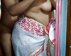 Aditi Aunty washing duds without a Blouse when neighbour small fry came & screwed their way - Huge Boobs Indian 35 year superannuated Desi 4k