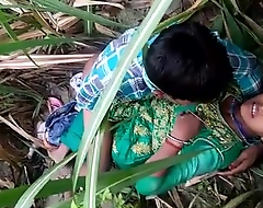 Dehati Paramours Having Sex In A Grass Field