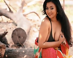 Indian Boobs Encircling Indian Mona Bhabhi With Chubby Boobs Encircling Saree