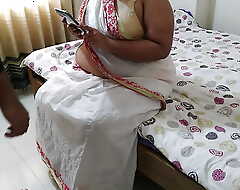 (selfie lete hue Sexy Aunty ko Jabardasti Chudai) Neighbor Stripping her saree & fucked in bed - Indian Desi Aunty