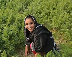 Indian Village Ladki ko gaajar Churane Ki Time Pakar Liya