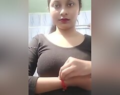 Today Exclusive -super Sexy Desi Girl Shows Her Boobs