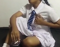 ඉස්කෝලේ ඇරිලා ඇවිල්ලා ගන්න සැප සිගරට් බිබී ඇගිල්ල ගහගන්නවා Srilankan School Unfocused Smokin'