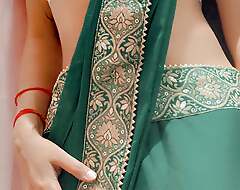 Bhabhi is looking hot everywhere green saree