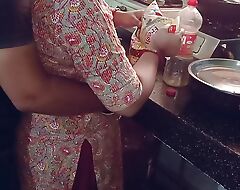 Kitchen Me Kam Karti Hui Bhabhi Ko Pela