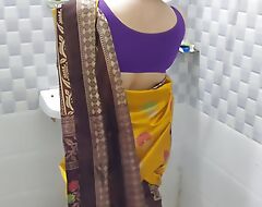 Yellow Saree Mein Apni ko Nahate Dekh Kr Raha Nahi Gya To Unko Bathroom Mein Hello Ghus Kar Tang Utha Kr Choda