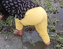 After having fucked with Mahi Bhabhi of the neighboring village, I squirted her pussy.