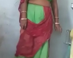 Rajasthani Sexy aunty Showing the brush Pussy