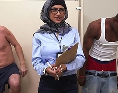 Mia khalifa be passed on arab pornstar measures white ramrod vs baleful weenie (mk13768)