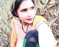 Sexy Bhabhi gets hot be worthwhile for sex adjacent to sugarcane field