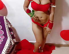 Indian Babe On Valentine Day Seducing The brush Lover With The brush Hawt Big Boobs