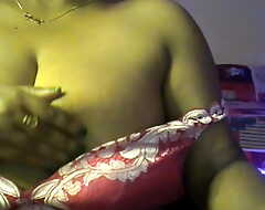 Desi sexy bhabhi took off the brush bra and wore saree and showed off the brush heart of hearts with fun.