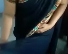 Indian aunty showing how more pretend to a saree( Desivdo.com )